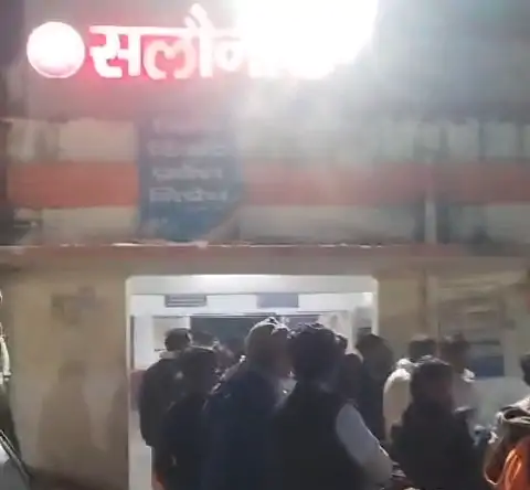 Deshii Khabar- बेगूसराय में यात्रियों ने ईंट से तोड़ा ट्रेन का गेट:महाकुंभ जाने के लिए जुटी थी भीड़, गेट बंद रहने से हुए नाराज Deshii Khabar खबर दुनिया जहाँ की