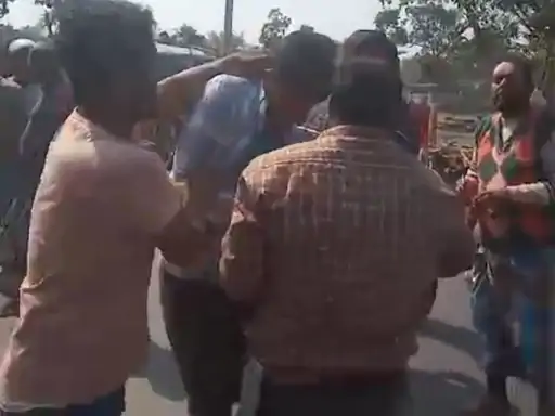 Deshii Khabar- पूर्णिया में पुलिस-पब्लिक के बीच झड़प VIDEO:पुलिस वालों से पिस्टल छीनते दिखे लोग, ट्रक ड्राइवर से साइड मांगने को लेकर बढ़ा था विवाद Deshii Khabar खबर दुनिया जहाँ की