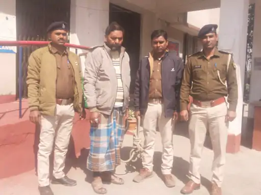 Deshii Khabar- पूर्णिया में पुलिस-पब्लिक के बीच झड़प VIDEO:पुलिस वालों से पिस्टल छीनते दिखे लोग, ट्रक ड्राइवर से साइड मांगने को लेकर बढ़ा था विवाद Deshii Khabar खबर दुनिया जहाँ की