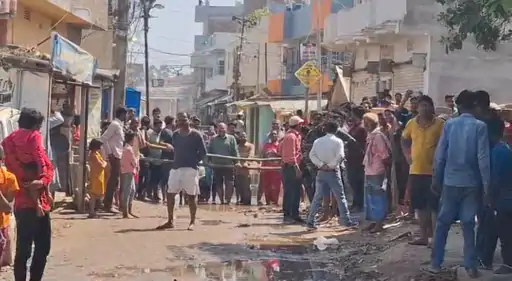 Deshii Khabar- सड़क पर नाले का पानी, लोगों ने सड़क किया जाम:भागलपुर में 2 घंटे तक की नारेबाजी, 6 महीने से समस्या का नहीं हुआ समाधान Deshii Khabar खबर दुनिया जहाँ की