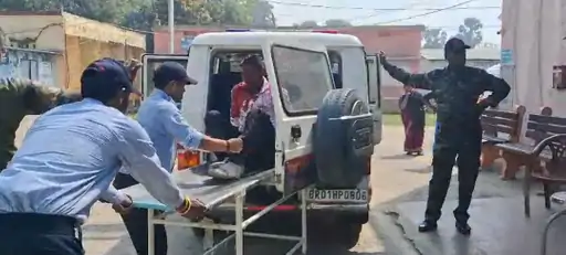 Deshii Khabar- सड़क हादसे में 4 युवक घायल, 3 की हालत गंभीर:ई-रिक्शा और बाइक में टक्कर होने से हुआ हादसा, इलाज के लिए मायागंज अस्पताल रेफर Deshii Khabar खबर दुनिया जहाँ की