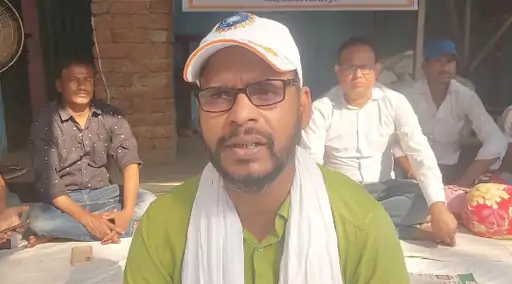Deshii Khabar- जिला प्रशासन के खिलाफ धरने पर बैठे पार्षद:आइसक्रीम फैक्ट्री में आग लगाया, लिखित आवेदन के महीनों बाद तक नहीं दर्ज FIR Deshii Khabar खबर दुनिया जहाँ की