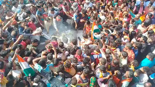 Deshii Khabar- आर्मी के जवान की मौत, पार्थिव शरीर पहुंचा गांव:बेगूसराय निवासी जवान की कोलकाता में थी पोस्टिंग, गैस रिसाव की वजह से हुआ हादसा Deshii Khabar खबर दुनिया जहाँ की