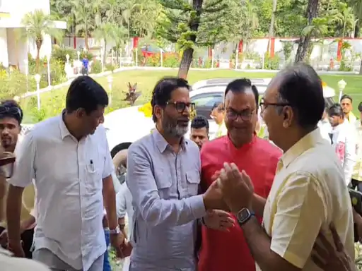 Deshii Khabar- कांग्रेस-भाजपा ने बिहार को लालू-नीतीश के हाथ में बेचा:पीके ने कहा- सीएम की मानसिक-शारीरिक स्थिति ठीक नहीं, गलती से चुनाव जीते तो बीजेपी हटा देगी Deshii Khabar खबर दुनिया जहाँ की
