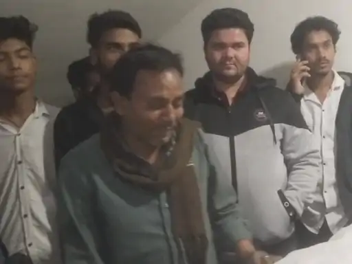 Deshii Khabar- कोचिंग सेंटर के बाहर छात्र की हत्या:बेतिया में चाकूबाजी के बाद आगजनी, पुलिस ने 2 आरोपियों को किया गिरफ्तार Deshii Khabar खबर दुनिया जहाँ की