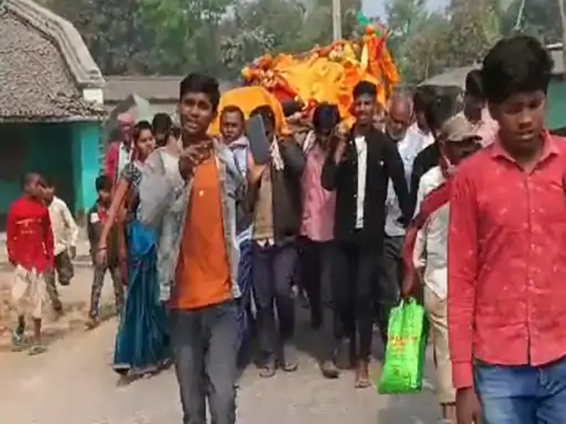 Deshii Khabar- पति की मौत, रो-रोकर पत्नी ने भी तोड़ा दम:एक साथ निकली अंतिम यात्रा, एक ही चिता पर हुआ अंतिम संस्कार Deshii Khabar खबर दुनिया जहाँ की