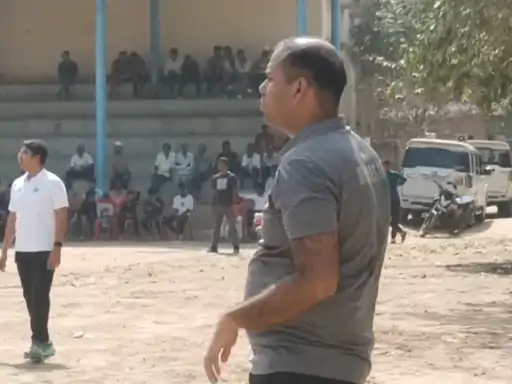 Deshii Khabar- पटना में SI पर हमला, शराब माफियाओं ने सिर फोड़ा:हमले के बाद पुलिस का मैच खेलते वीडियो वायरल; थाना प्रभारी बोले- सिर्फ धक्का-मुक्की हुई है Deshii Khabar खबर दुनिया जहाँ की
