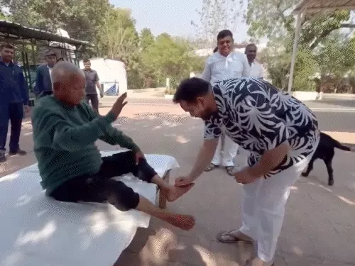 Deshii Khabar- होली पर डिप्टी CM ने बजाया ढोल:गदा लेकर रथ पर निकले BJP विधायक; बक्सर-आरा में उड़ा गुलाल, कटिहार में कुर्ता फाड़ होली Deshii Khabar खबर दुनिया जहाँ की