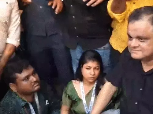 Deshii Khabar- जादवपुर यूनिवर्सिटी हंगामा मामले में 7 FIR दर्ज, एक गिरफ्तारी:आज SFI प्रदर्शन करेगा; छात्र संघ चुनाव की मांग को लेकर शिक्षा मंत्री का घेराव किया था Deshii Khabar खबर दुनिया जहाँ की