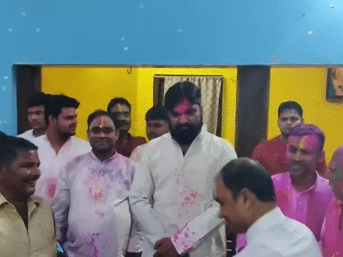 Deshii Khabar- होली पर डिप्टी CM ने बजाया ढोल:गदा लेकर रथ पर निकले BJP विधायक; बक्सर-आरा में उड़ा गुलाल, कटिहार में कुर्ता फाड़ होली Deshii Khabar खबर दुनिया जहाँ की