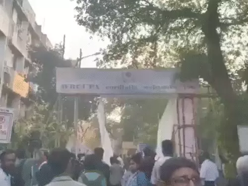 Deshii Khabar- जादवपुर यूनिवर्सिटी हंगामा मामले में 7 FIR दर्ज, एक गिरफ्तारी:आज SFI प्रदर्शन करेगा; छात्र संघ चुनाव की मांग को लेकर शिक्षा मंत्री का घेराव किया था Deshii Khabar खबर दुनिया जहाँ की