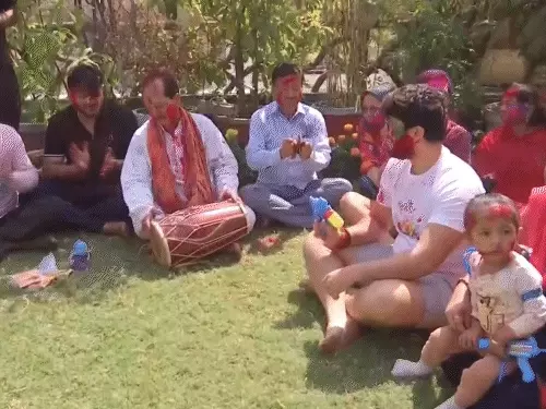 Deshii Khabar- होली पर डिप्टी CM ने बजाया ढोल:गदा लेकर रथ पर निकले BJP विधायक; बक्सर-आरा में उड़ा गुलाल, कटिहार में कुर्ता फाड़ होली Deshii Khabar खबर दुनिया जहाँ की