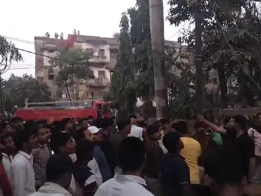 Deshii Khabar- पटना में 4 मंजिला अपार्टमेंट में लगी आग:फायर फाइटर्स ने ढाई घंटे में पाया काबू , सीढ़ी लगाकर फ्लैट में फंसे लोगों को बाहर निकाला Deshii Khabar खबर दुनिया जहाँ की
