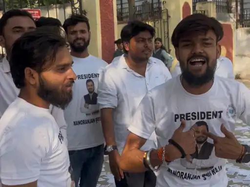 Deshii Khabar- पीयू छात्रसंघ चुनाव के अलग-अलग रंग दिखने शुरू:कोई उम्मीदवार का टीशर्ट, कोई बैनर संग उतरा, वीमेंस कॉलेज से पहली बार अध्यक्ष की उम्मीदवार Deshii Khabar खबर दुनिया जहाँ की