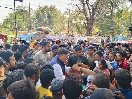 Deshii Khabar- अतिक्रमण हटाने के दौरान फल विक्रेता की मौत:सड़क जामकर आक्रोशितों ने किया हंगामा, विक्रेताओं ने लगाया प्रशासन पर आरोप Deshii Khabar खबर दुनिया जहाँ की