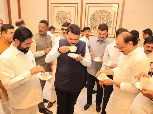 Deshii Khabar- शिंदे बोले- हमारे बीच सब कुछ ठंडा-ठंडा, कूल-कूल:बगल में बैठे CM फडणवीस मुस्कुराने लगे; महायुति गठबंधन में अनबन की खबरों को खारिज किया Deshii Khabar खबर दुनिया जहाँ की