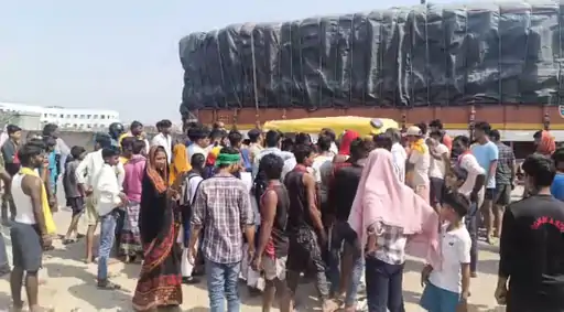 Deshii Khabar- बाइक सवार के सिर पर चढ़ा ट्रक का चक्का, मौत:ब्रेकर की वजह से बाइक हो गई थी अनियंत्रित, पिता को कहा था; जल्दी घर लौटूंगा Deshii Khabar खबर दुनिया जहाँ की