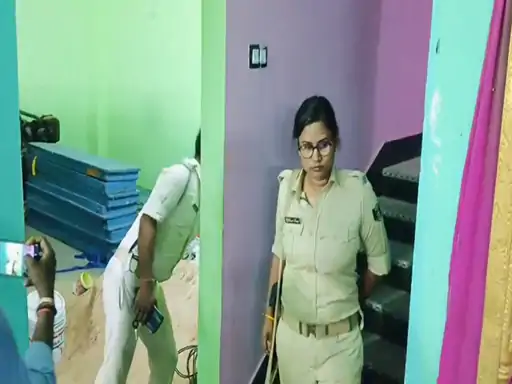 Deshii Khabar- विवाह भवन से शराब की बोतल और आपत्तिजनक सामान बरामद:होटल मालिक ने कहा- शादी और बर्थ-डे पार्टी होती, मुझे कुछ नहीं पता Deshii Khabar खबर दुनिया जहाँ की